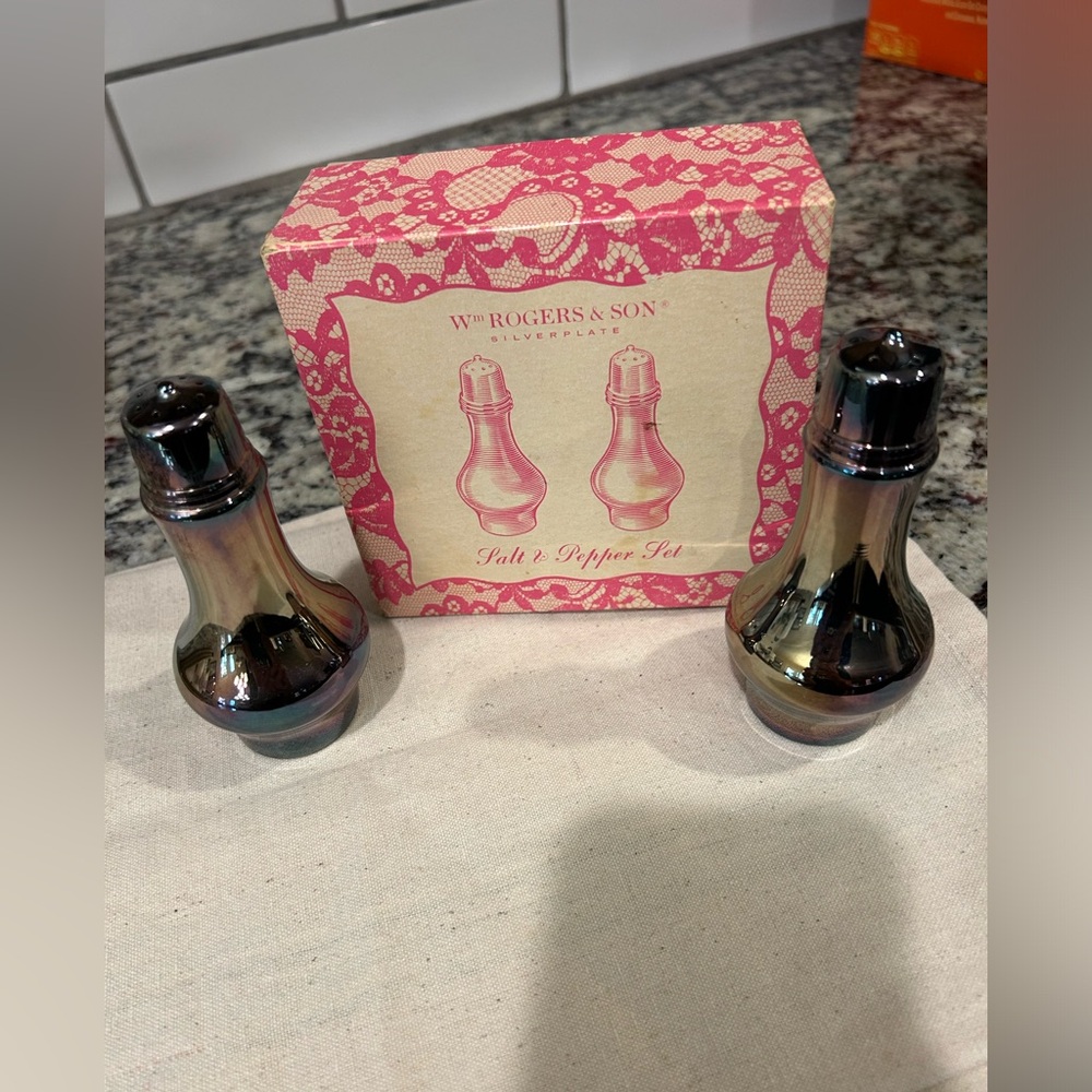 Wm Rogers & Sons Silverplate Salt &Pepper shakers.